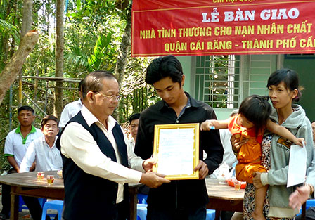 ເກີນເທີ ໜູນຊ່ວຍ ກໍ່ສ້າງເຮືອນຢູ່ ແລະ ທຶນຮັບໃຊ້ຜະລິດໃຫ້ຜູ້ປະສົບເຄາະຮ້າຍຈາກທາດຜິດສີສົ້ມດີໂອຊີນ